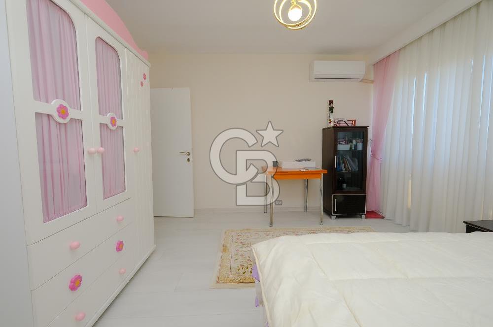 Özgür Park Sitesi'nde Podyum Park'a Yakın Teraslı 5+1 Satılık