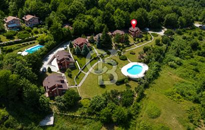KARAMÜRSEL, BUTİK SİTE'DE DENİZ MANZARALI 130 M2 VİLLA