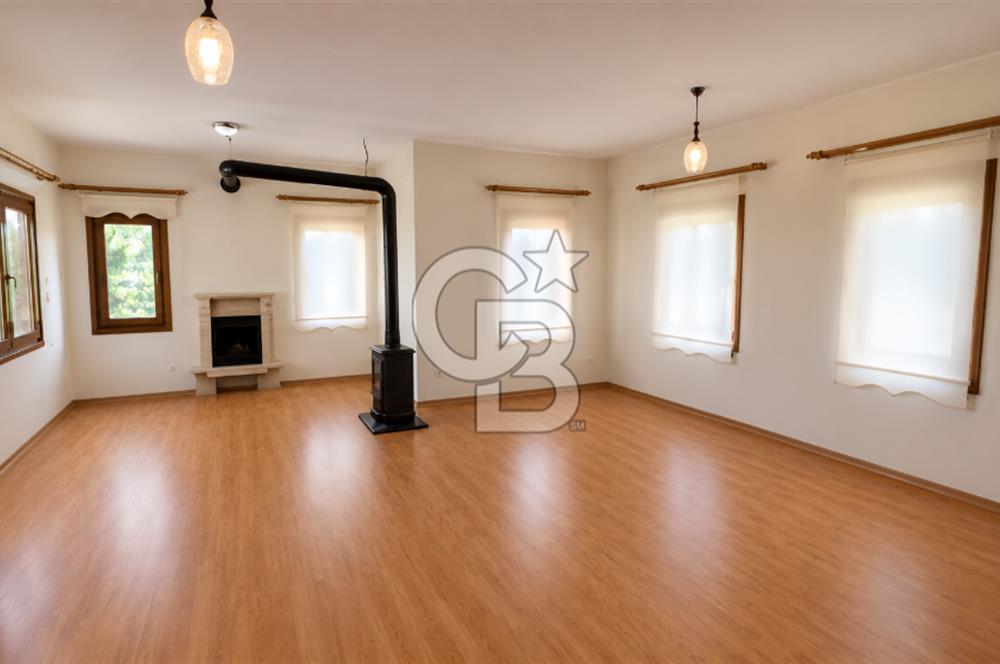 KARAMÜRSEL, BUTİK SİTE'DE DENİZ MANZARALI 130 M2 VİLLA