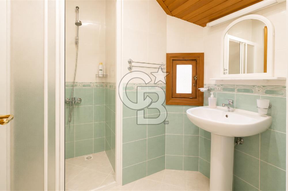 KARAMÜRSEL, BUTİK SİTE'DE DENİZ MANZARALI 130 M2 VİLLA