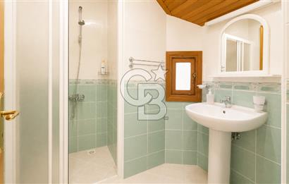 KARAMÜRSEL, BUTİK SİTE'DE DENİZ MANZARALI 130 M2 VİLLA
