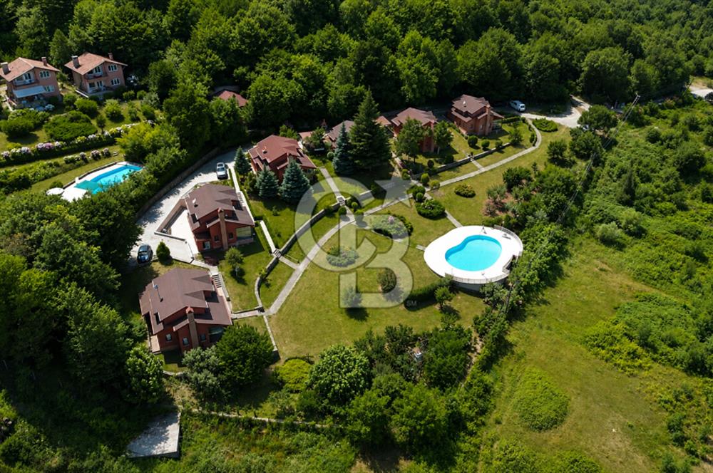 KARAMÜRSEL, BUTİK SİTE'DE DENİZ MANZARALI 130 M2 VİLLA