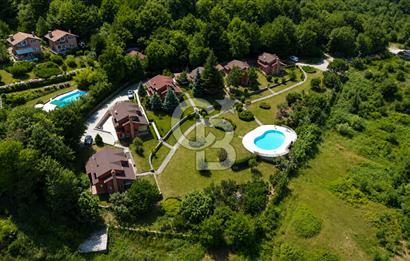 KARAMÜRSEL, BUTİK SİTE'DE DENİZ MANZARALI 130 M2 VİLLA