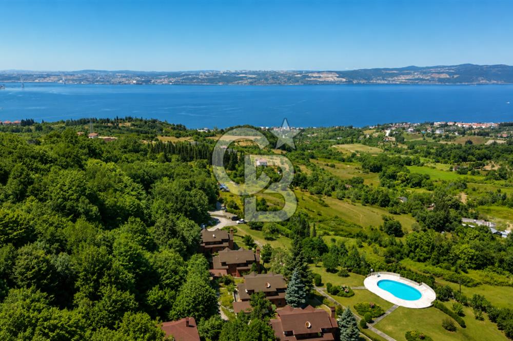 KARAMÜRSEL, BUTİK SİTE'DE DENİZ MANZARALI 130 M2 VİLLA