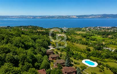 KARAMÜRSEL, BUTİK SİTE'DE DENİZ MANZARALI 130 M2 VİLLA
