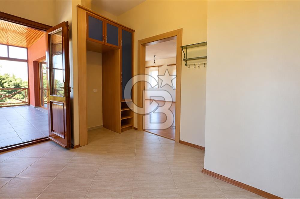 KARAMÜRSEL, BUTİK SİTE'DE DENİZ MANZARALI 130 M2 VİLLA