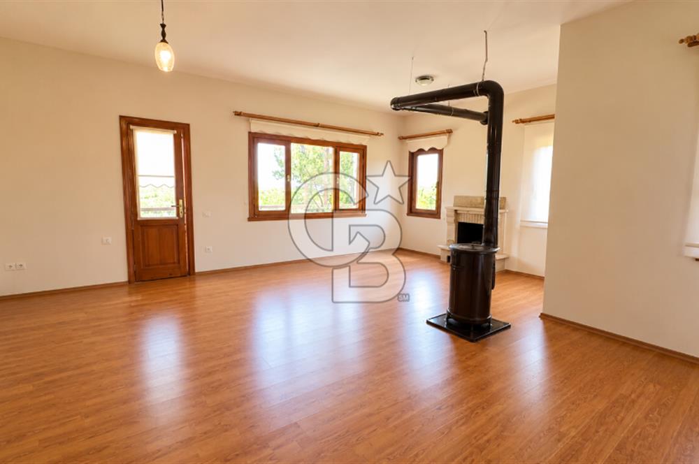 KARAMÜRSEL, BUTİK SİTE'DE DENİZ MANZARALI 130 M2 VİLLA