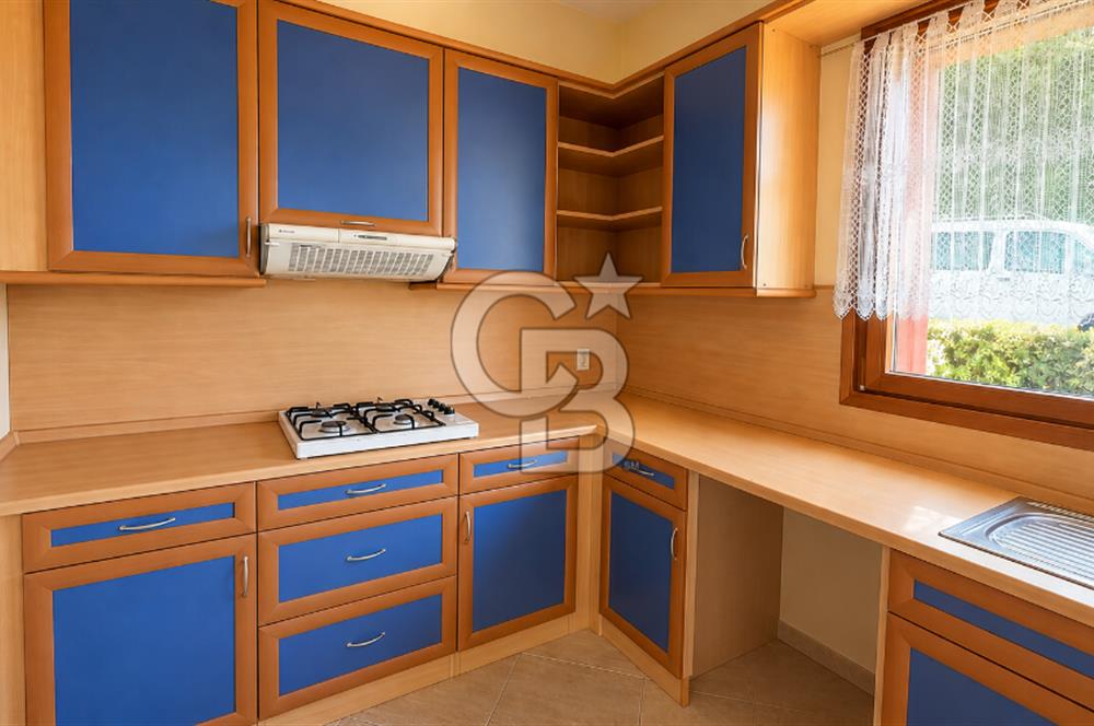 KARAMÜRSEL, BUTİK SİTE'DE DENİZ MANZARALI 130 M2 VİLLA