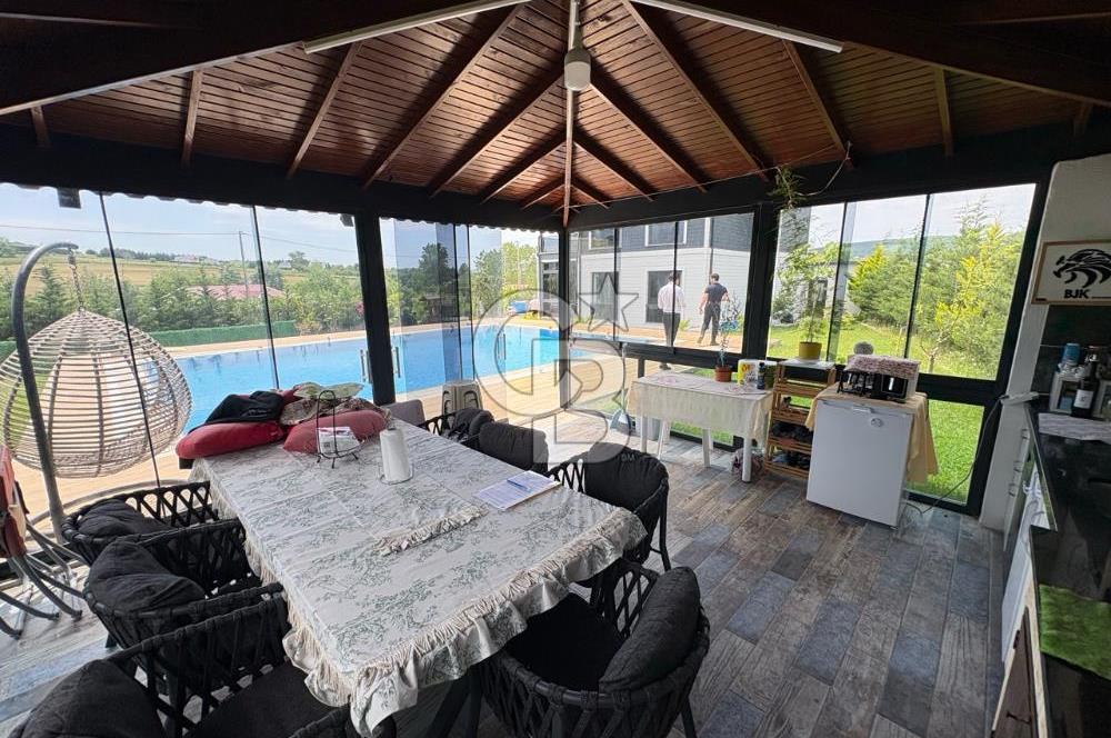 ÇATALCA ÇANAKÇA'DA 1038 M2 ARSA İÇERİSİNDE HAVUZLU EŞYALI VİLLA