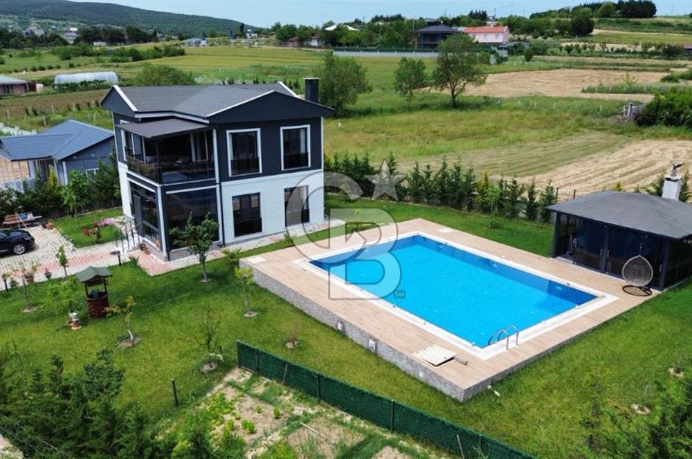 ÇATALCA ÇANAKÇA'DA 1038 M2 ARSA İÇERİSİNDE HAVUZLU EŞYALI VİLLA