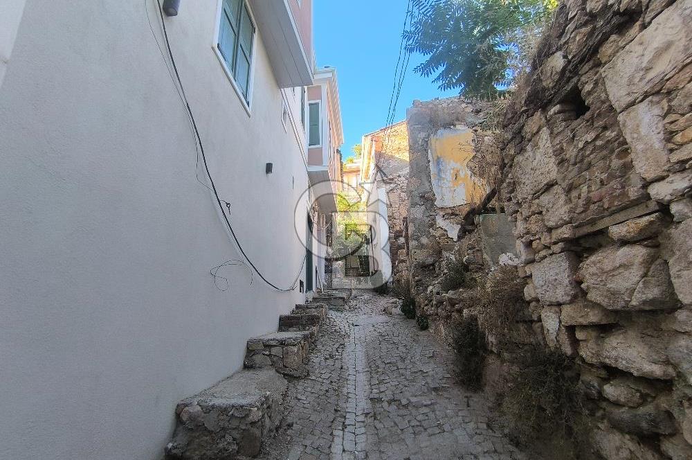 AYVALIK'IN TARİHİ DOKUSUNDA, HAYALLERİNİZDEKİ TAŞ EVİ YARATMA FIRSATI!
