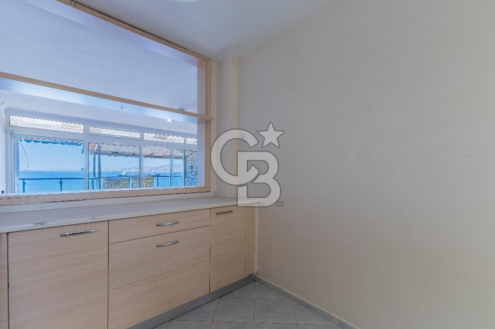 Mithatpaşa'da Eşsiz Deniz Manzaralı Satılık Yalı Dairesi