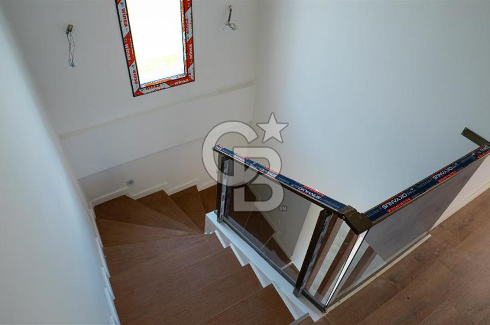 Çandarlı'da Denize Yakın , Site İçi , Havuzlu , Otoparklı Villa