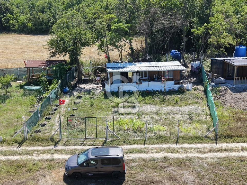 Yazlıkköy'de 300 m² | 1+1 Konteyner Evli | Resmi Yola Cepheli