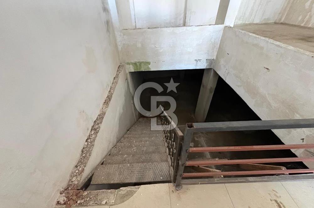 KADIKÖYDE ANA YOLA YAKIN, YÜKSEK TAVANLI, DEPOLU SATILIK DÜKKAN