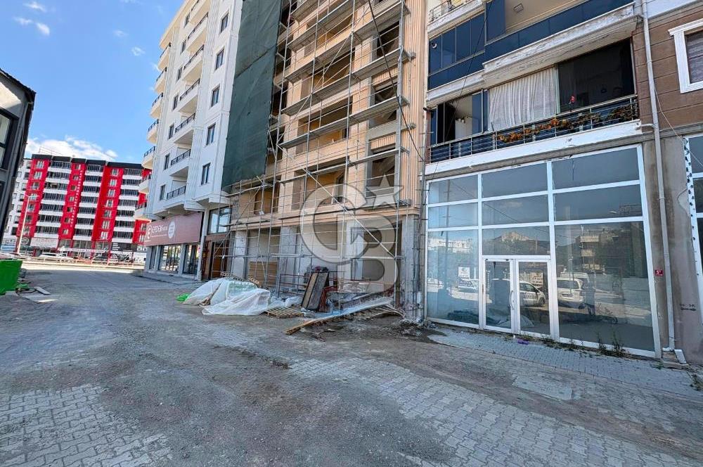 KADIKÖYDE ANA YOLA YAKIN, YÜKSEK TAVANLI, DEPOLU SATILIK DÜKKAN