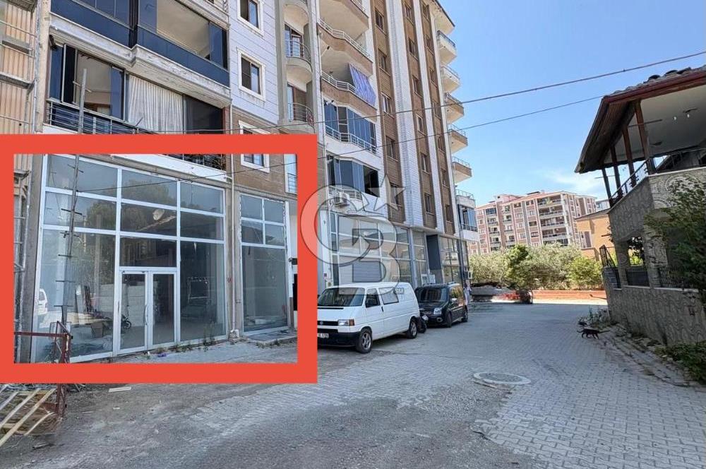KADIKÖYDE ANA YOLA YAKIN, YÜKSEK TAVANLI, DEPOLU SATILIK DÜKKAN