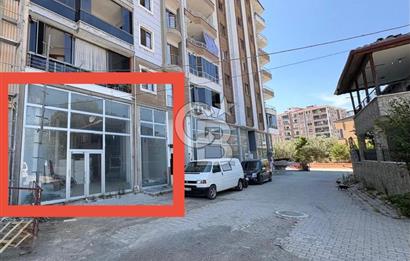 KADIKÖYDE ANA YOLA YAKIN, YÜKSEK TAVANLI, DEPOLU SATILIK DÜKKAN