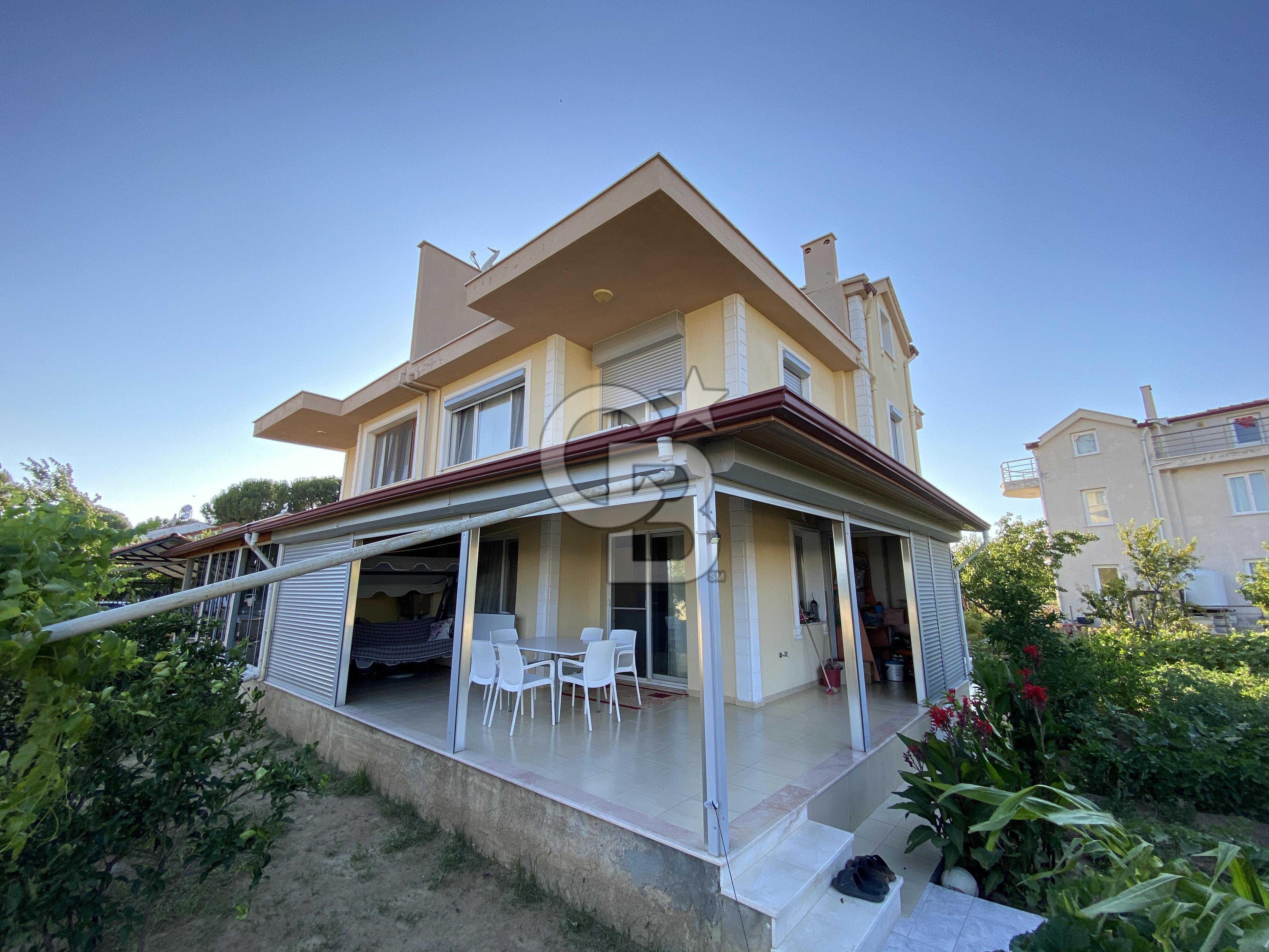 Ayvalık Altınova'da Denize 500 Metre,350m² Arsa Alanlı 5+1 Villa