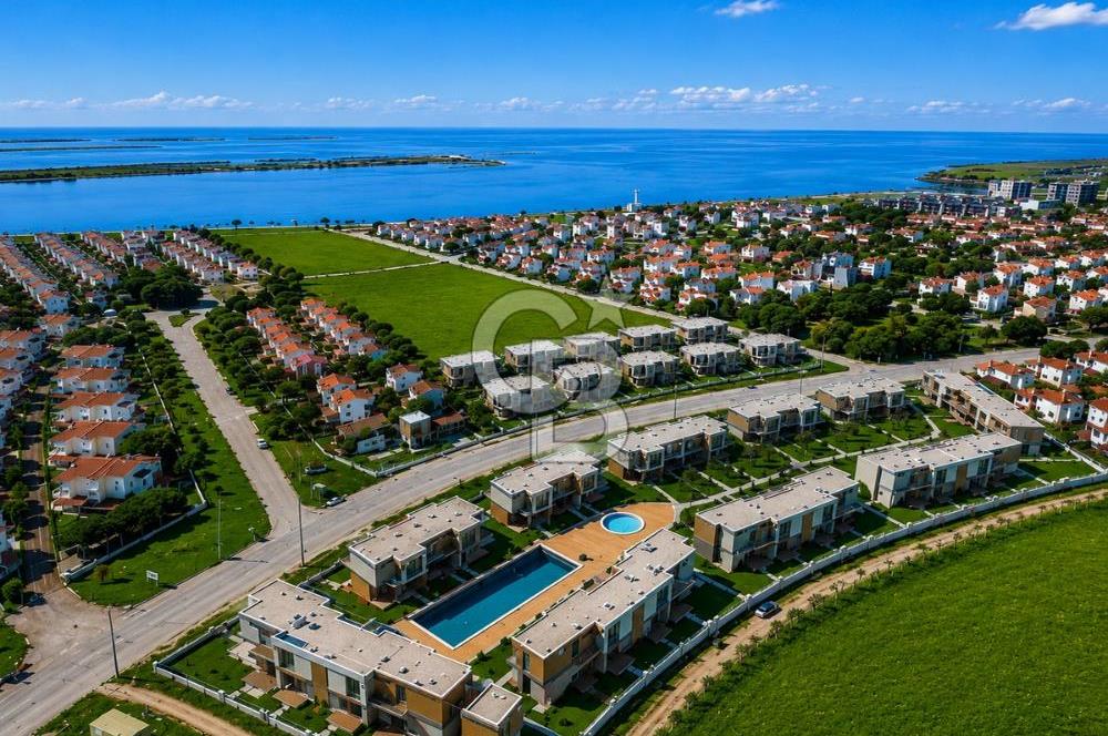Ayvalık Altınova'da Site İçi Havuz Manzaralı 2+1 Satılık Daire