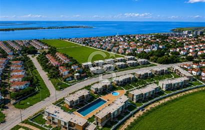 Ayvalık Altınova'da Site İçi Havuz Manzaralı 2+1 Satılık Daire