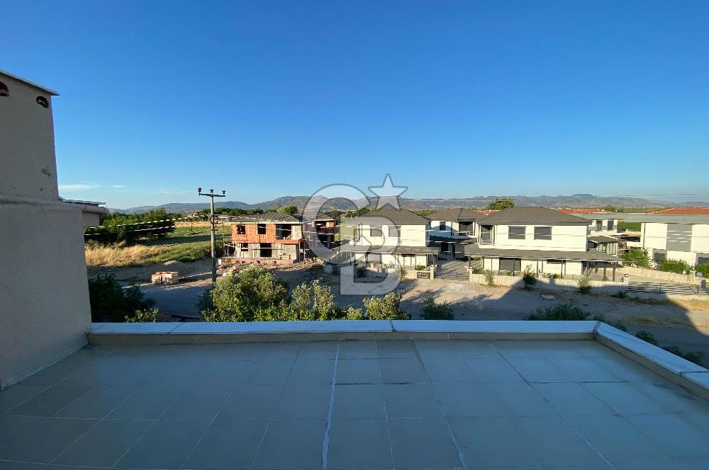 Ayvalık Altınova'da Denize 500 Metre,350m² Arsa Alanlı 5+1 Villa