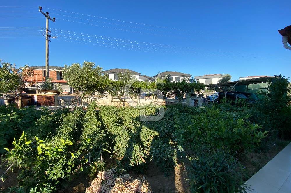 Ayvalık Altınova'da Denize 500 Metre,350m² Arsa Alanlı 5+1 Villa