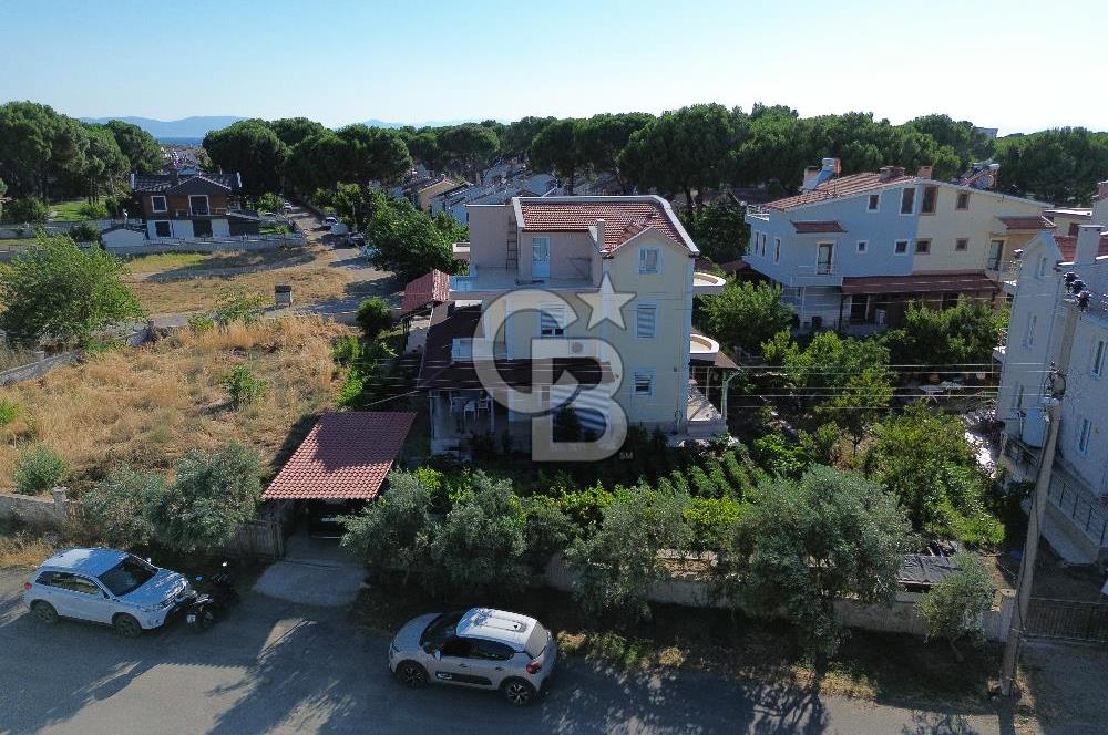 Ayvalık Altınova'da Denize 500 Metre,350m² Arsa Alanlı 5+1 Villa