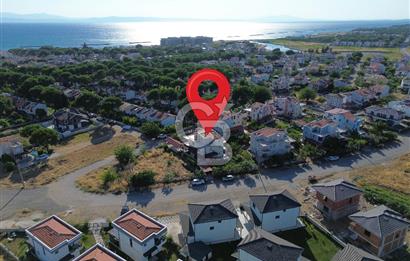 Ayvalık Altınova'da Denize 500 Metre,350m² Arsa Alanlı 5+1 Villa