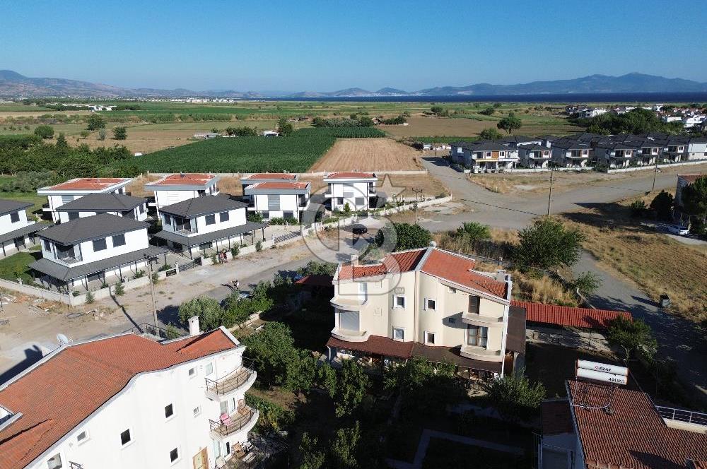 Ayvalık Altınova'da Denize 500 Metre,350m² Arsa Alanlı 5+1 Villa