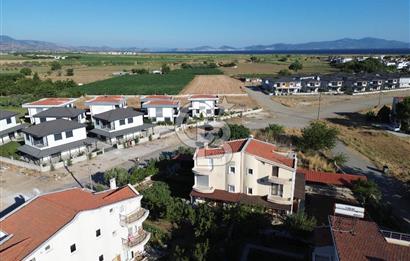 Ayvalık Altınova'da Denize 500 Metre,350m² Arsa Alanlı 5+1 Villa