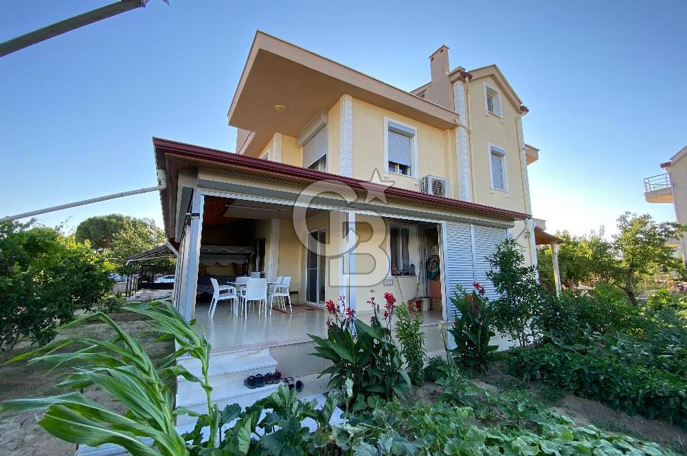 Ayvalık Altınova'da Denize 500 Metre,350m² Arsa Alanlı 5+1 Villa