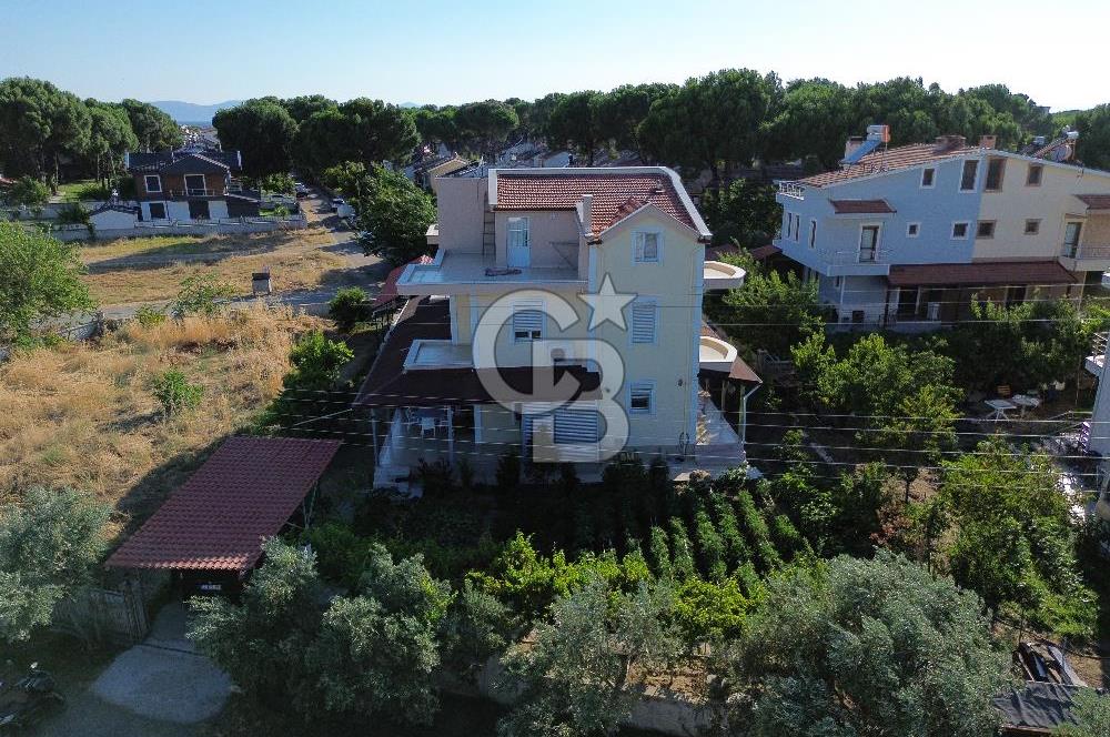 Ayvalık Altınova'da Denize 500 Metre,350m² Arsa Alanlı 5+1 Villa