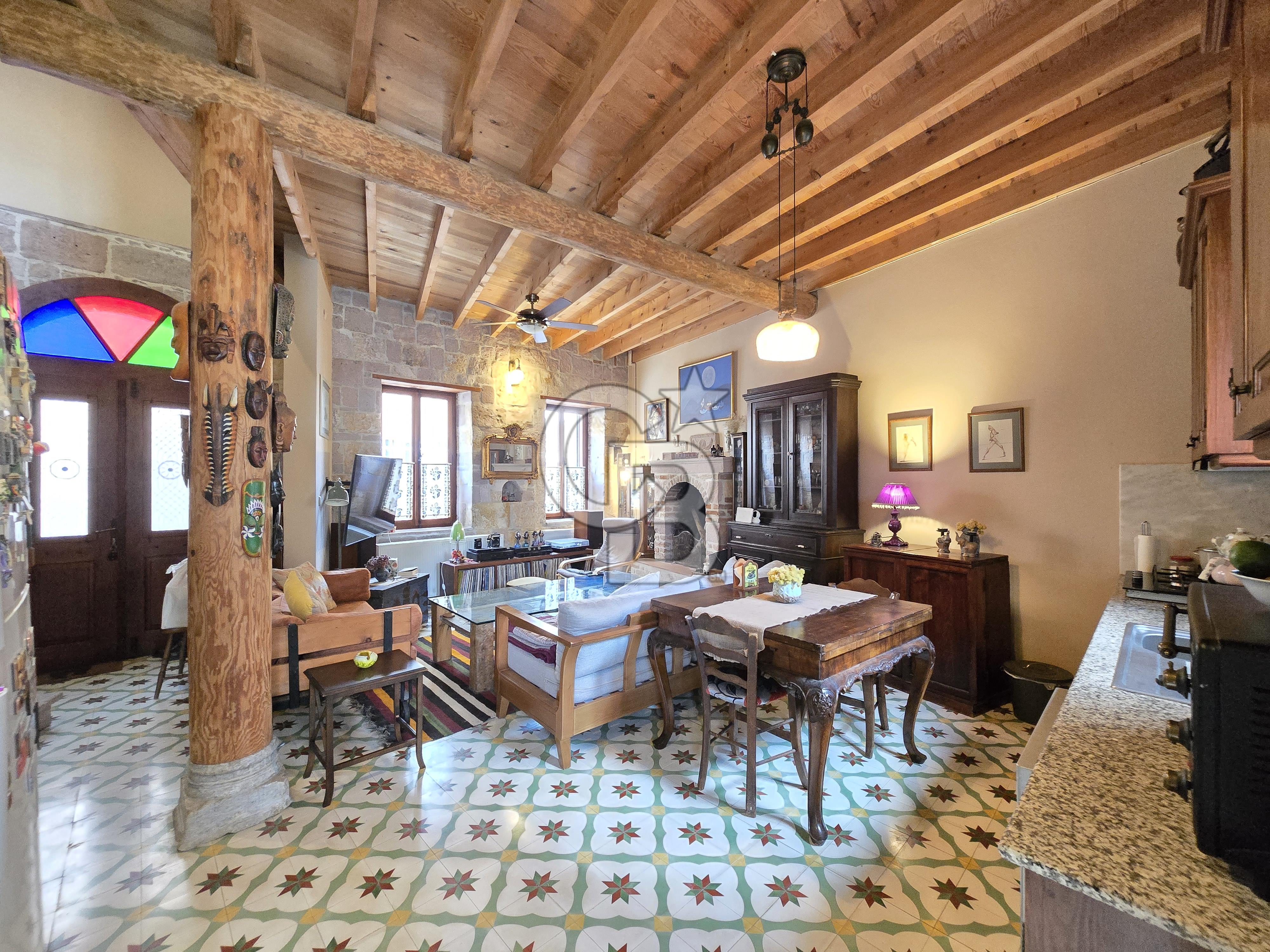 Ayvalık Merkez'de Satılık 2+1 Müstakil Bahçeli Rum Evi