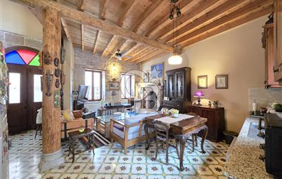 Ayvalık Merkez'de Satılık 2+1 Müstakil Bahçeli Rum Evi
