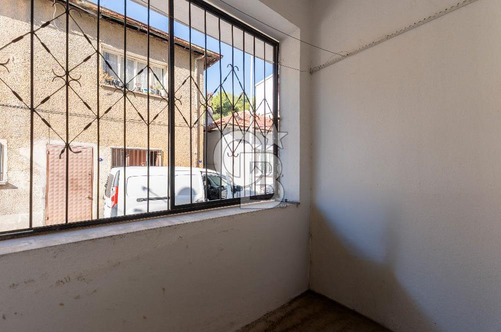 ÇİĞLİ MERKEZİ KONUMDA SATILIK ZEMİN KAT 2+1 DAİRE