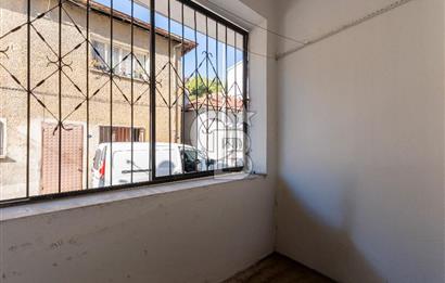 ÇİĞLİ MERKEZİ KONUMDA SATILIK ZEMİN KAT 2+1 DAİRE