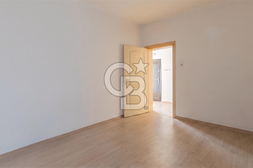 ÇİĞLİ MERKEZİ KONUMDA SATILIK ZEMİN KAT 2+1 DAİRE