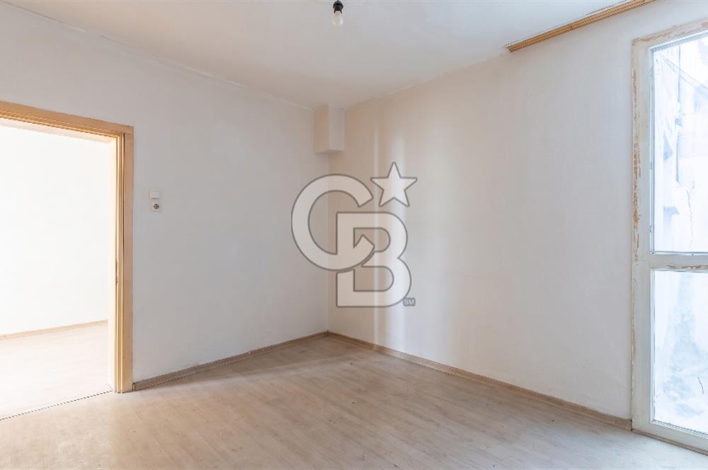 ÇİĞLİ MERKEZİ KONUMDA SATILIK ZEMİN KAT 2+1 DAİRE