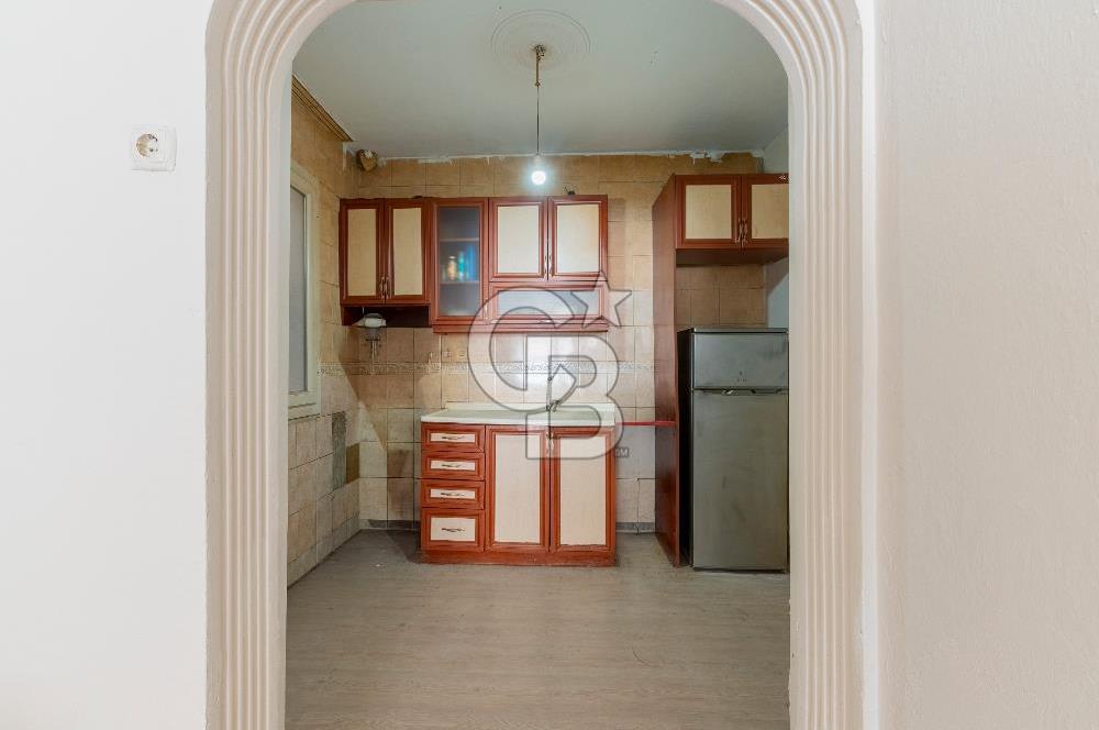 ÇİĞLİ MERKEZİ KONUMDA SATILIK ZEMİN KAT 2+1 DAİRE