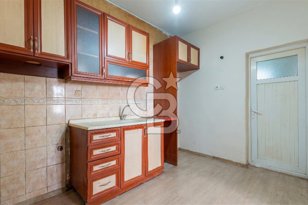ÇİĞLİ MERKEZİ KONUMDA SATILIK ZEMİN KAT 2+1 DAİRE