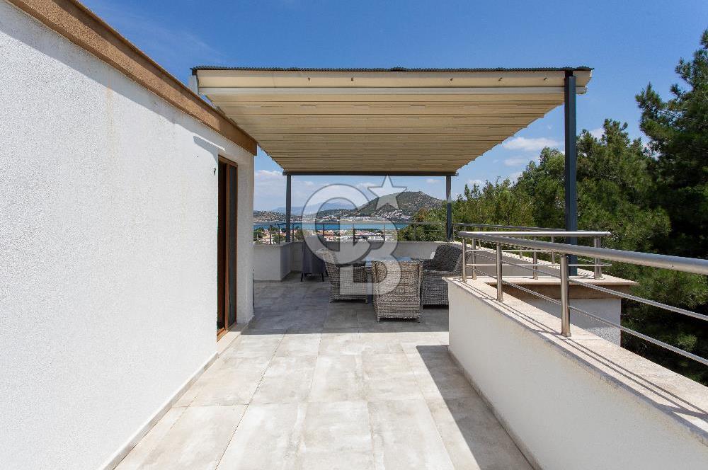 Foça Fatih Mahallesi Satılık 4+2 Deniz Manzaralı Tripleks Villa