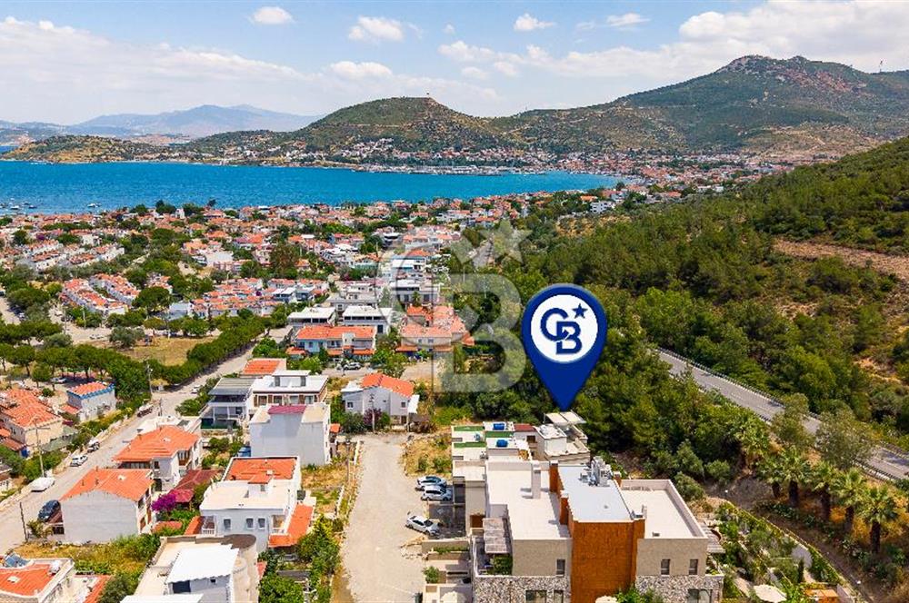 Foça Fatih Mahallesi Satılık 4+2 Deniz Manzaralı Tripleks Villa