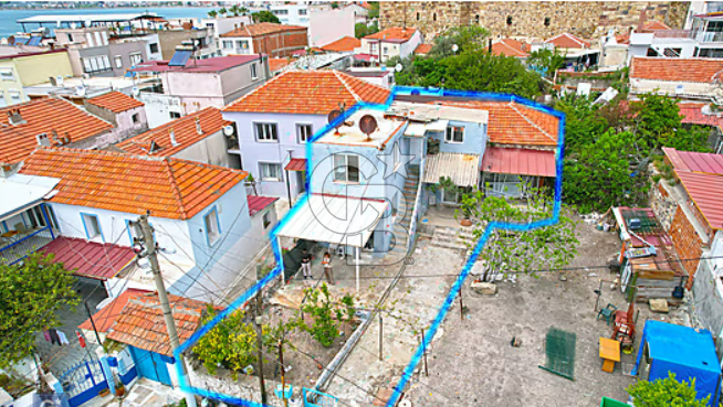 Çandarlı'da Bahçeli Taş Ev: 241m² Arsa, 3+1, Deniz Yakını