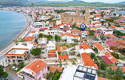 Çandarlı'da Bahçeli Taş Ev: 241m² Arsa, 3+1, Deniz Yakını