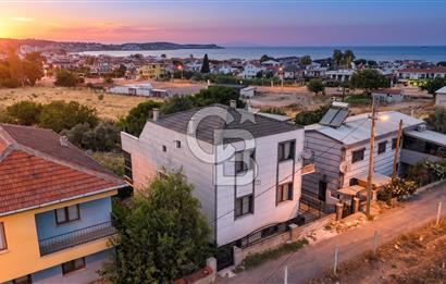 FOÇA KOZBEYLİ'DE DENİZ MANZARALI 6+2 SATILIK MÜSTAKİL VİLLA