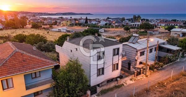 FOÇA KOZBEYLİ'DE DENİZ MANZARALI 6+2 SATILIK MÜSTAKİL VİLLA - 360304