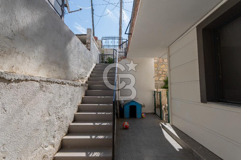 FOÇA KOZBEYLİ'DE DENİZ MANZARALI 6+2 SATILIK MÜSTAKİL VİLLA