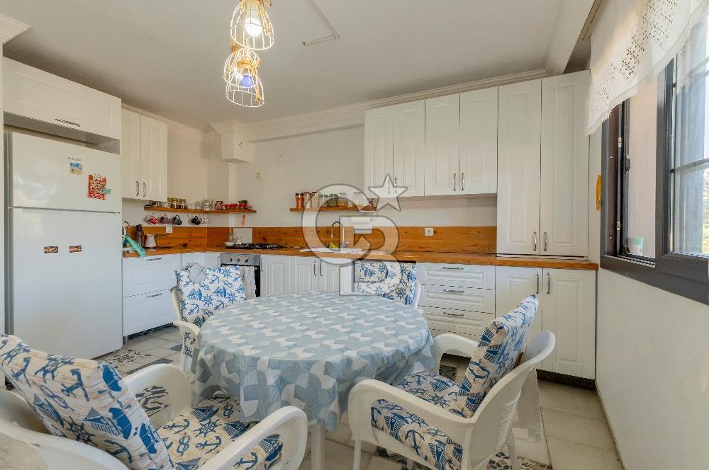 FOÇA KOZBEYLİ'DE DENİZ MANZARALI 6+2 SATILIK MÜSTAKİL VİLLA