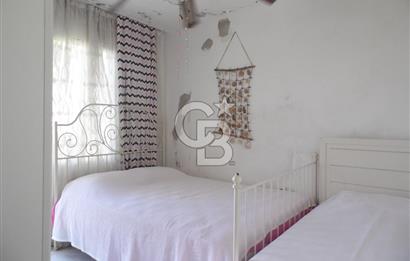 ÇEŞME ILDIRDA DENİZE YÜRÜME MESAFESİNDE MÜSTAKİL YAZLIK